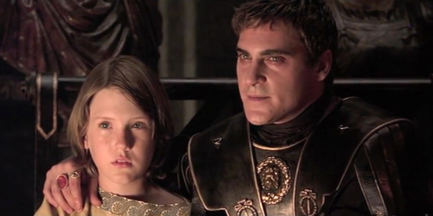 Spencer Treat Clark et Joaquin Phoenix assis côte à côte dans les rôles de Lucius et Commodus dans Gladiator. 