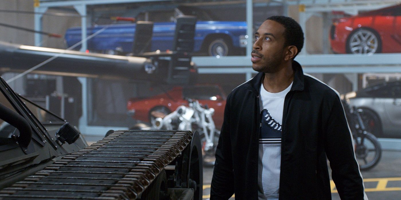 Ludacris dans le rôle de Tej souriant devant un tank dans The Fate of the Furious. 