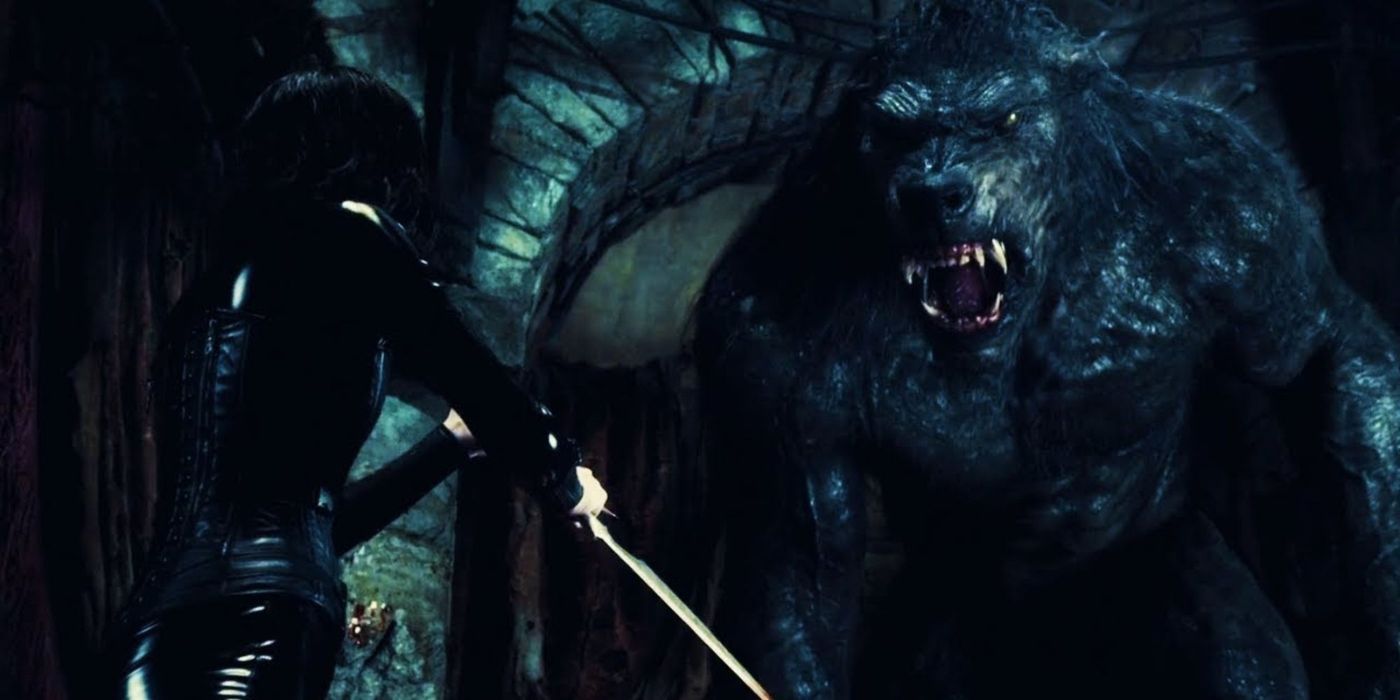 Kate Beckinsale's Selene fighting a giant werewolf with a sword in Underworld: Awakening