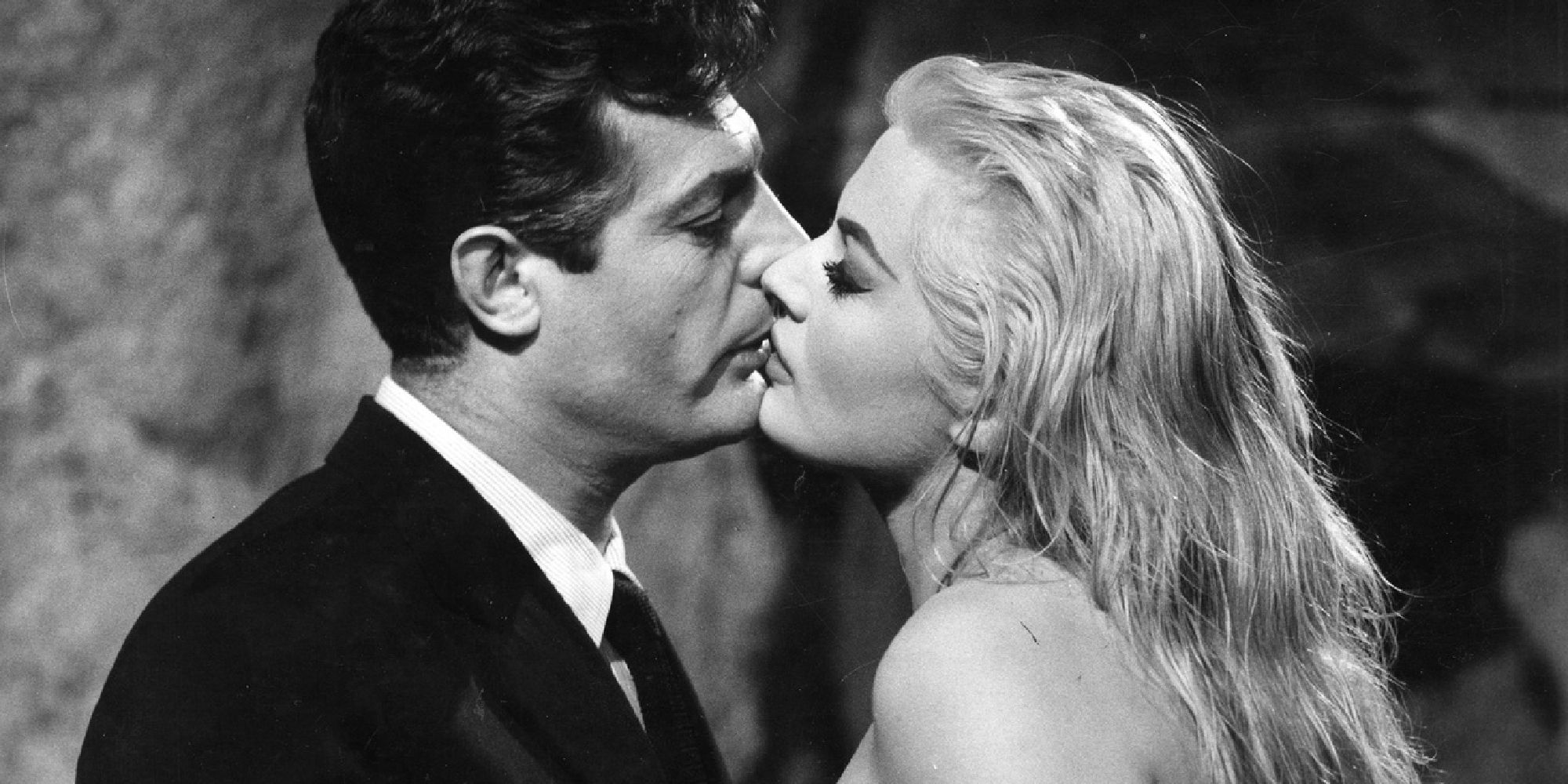 Marcello Mastroianni and Anita Ekberg kissing in 'La Dolce Vita'