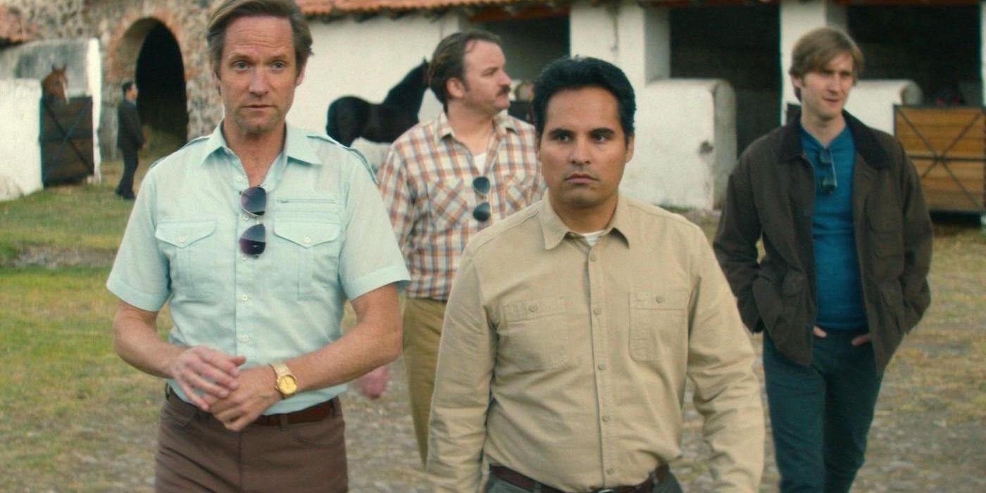 Matt Lescher sebagai Jaime Kuykendall berjalan dengan Michael Peña sebagai Kiki Camarena di Narcos: Mexico