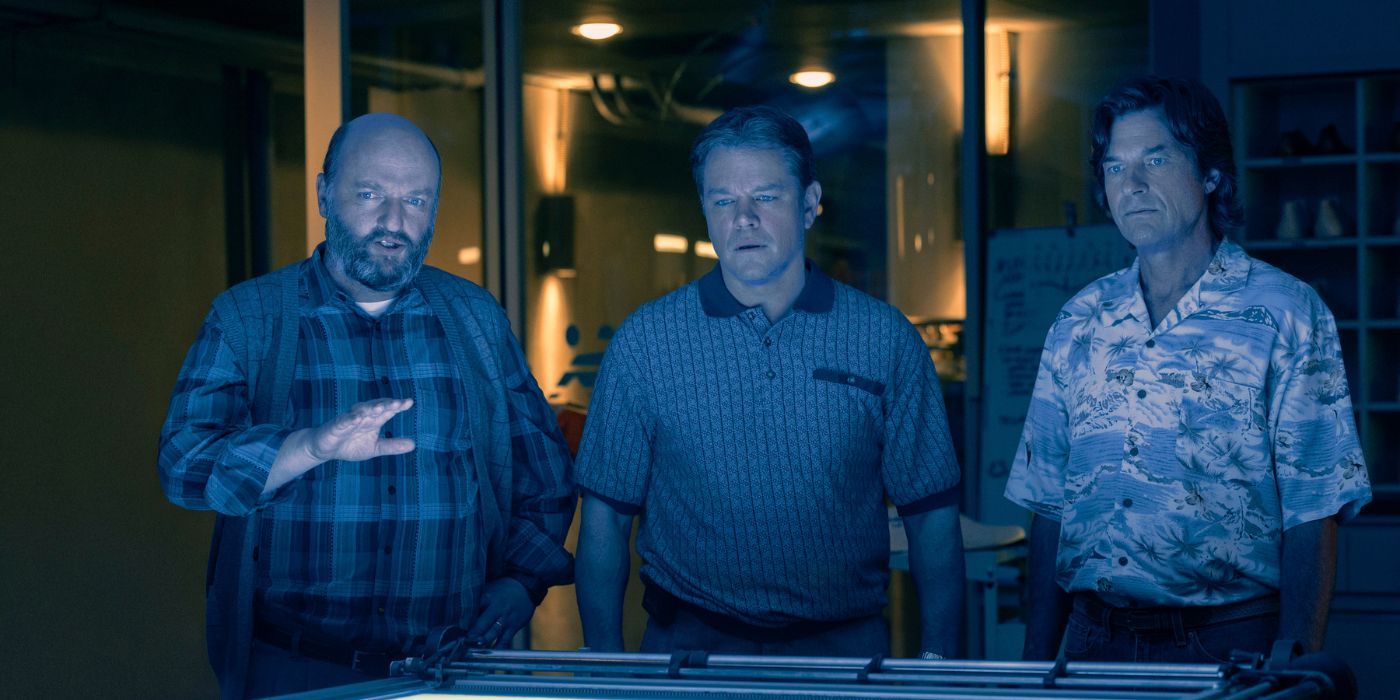 Matthew Maher, Matt Damon, et Jason Bateman dans le rôle de Peter Moore, Sonny Vaccaro, et Rob Stasser regardant le design d'une chaussure dans Air.