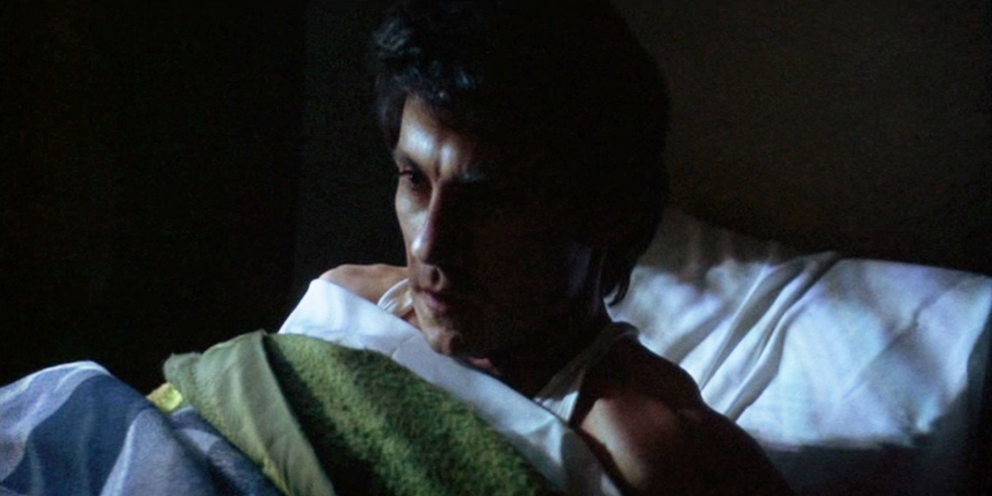 Harvey Keitel di tempat tidur, dalam film 'Mean Streets'