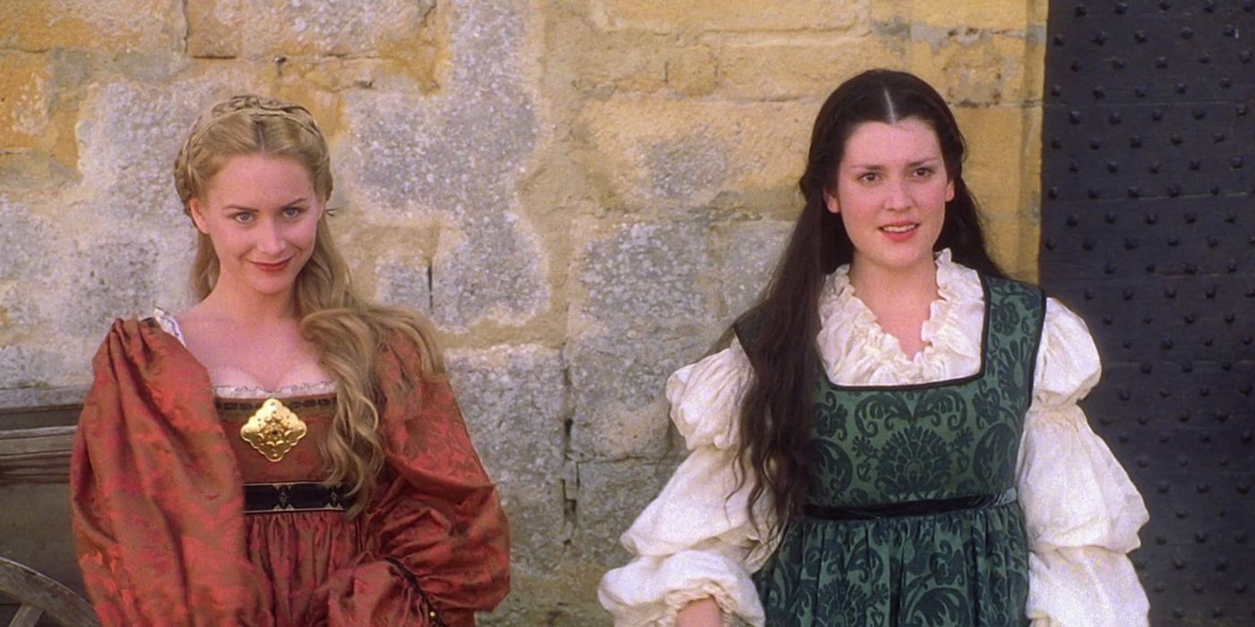 Marguerite et Jacqueline debout côte à côte et regardant dans la même direction dans Ever After A Cinderella Story.