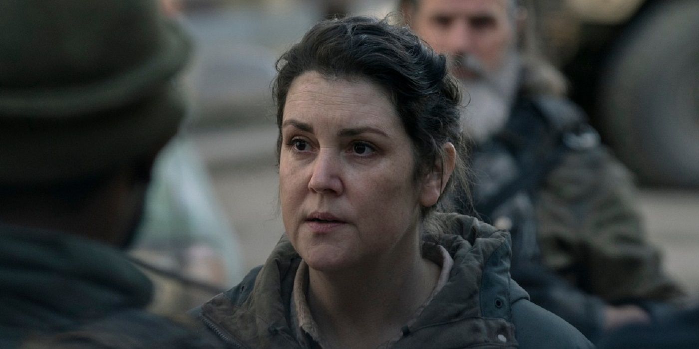 Kathleen berbicara dengan seorang prajurit dengan ekspresi tegas di wajahnya di The Last of Us.
