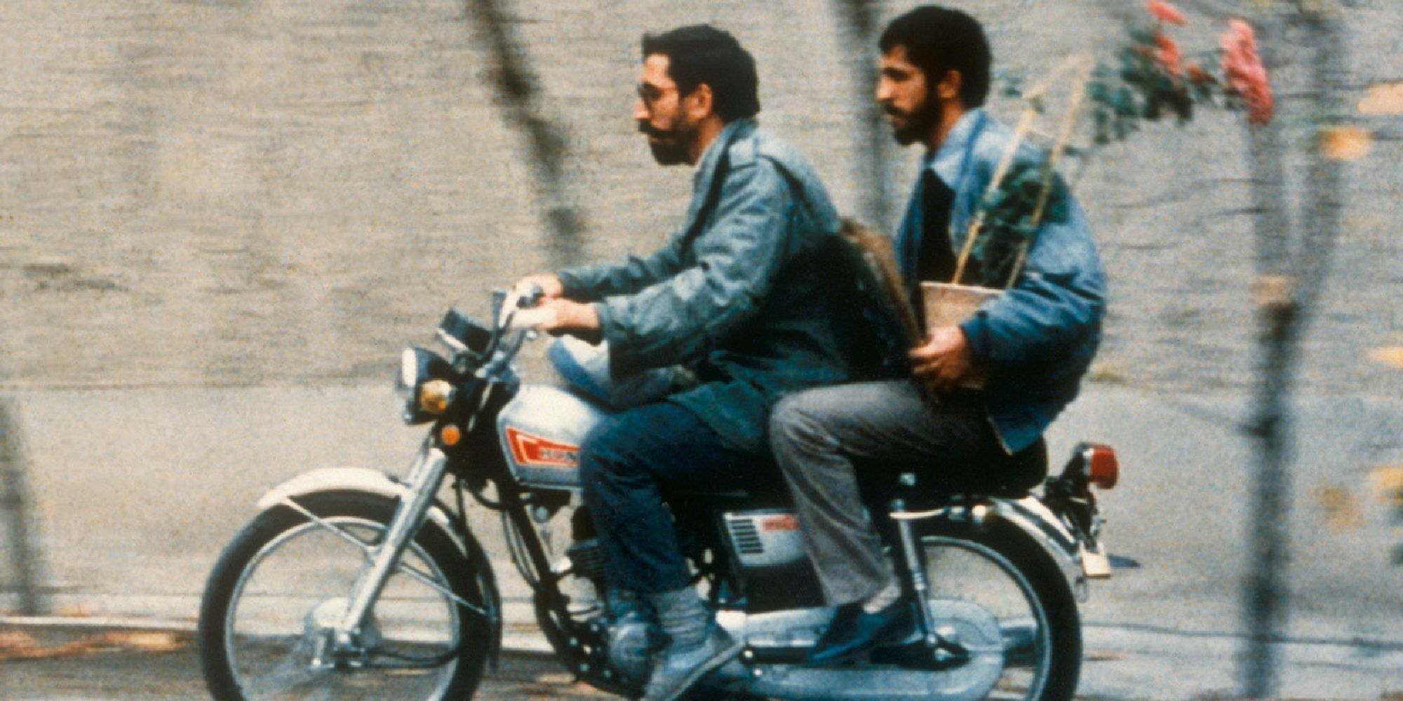 Mohsen Makhmalbaf dan Hossain Sabzian dengan sepeda motor di Close Up