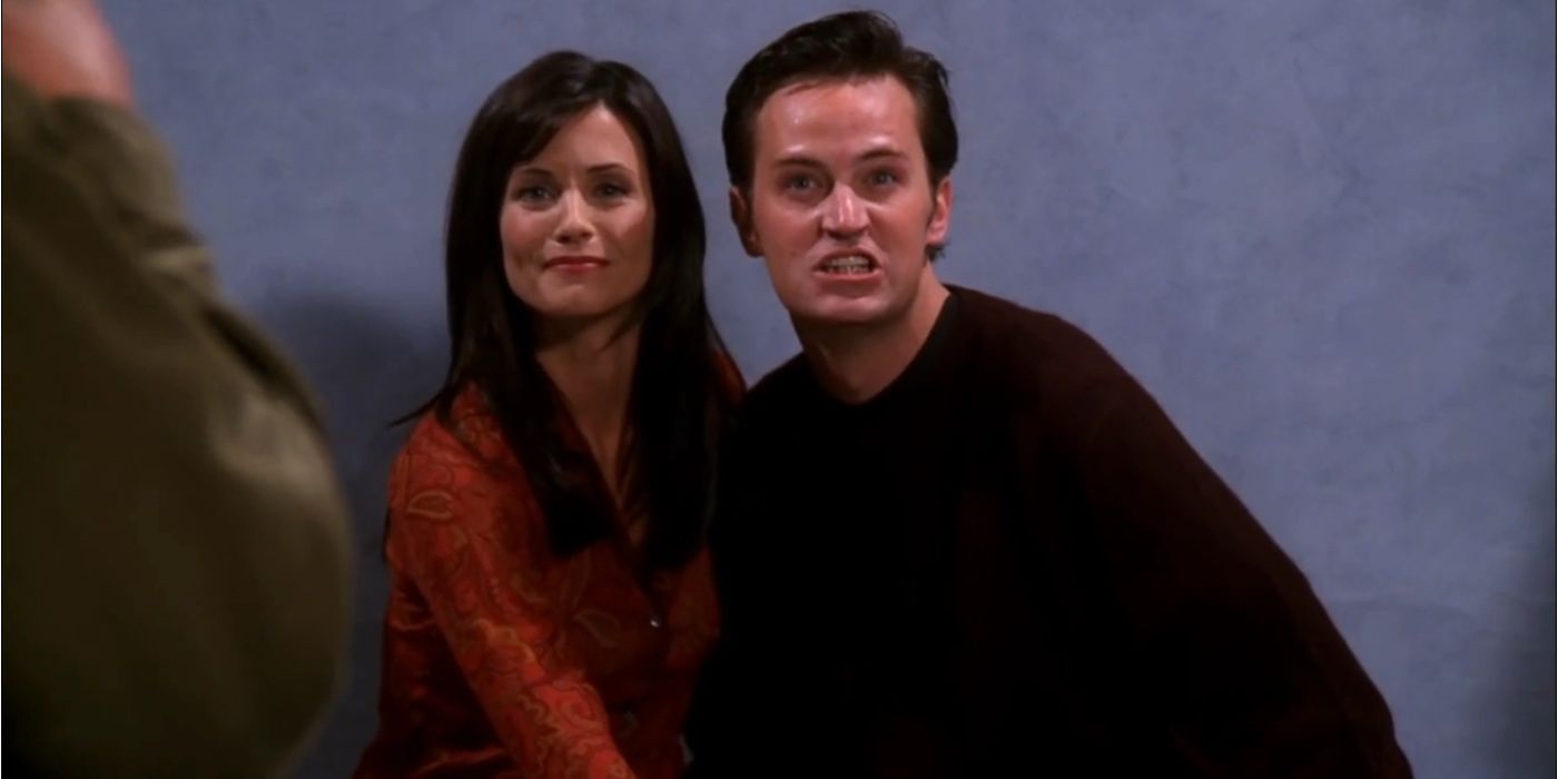 Monica dan Chandler berpose untuk foto di Friends