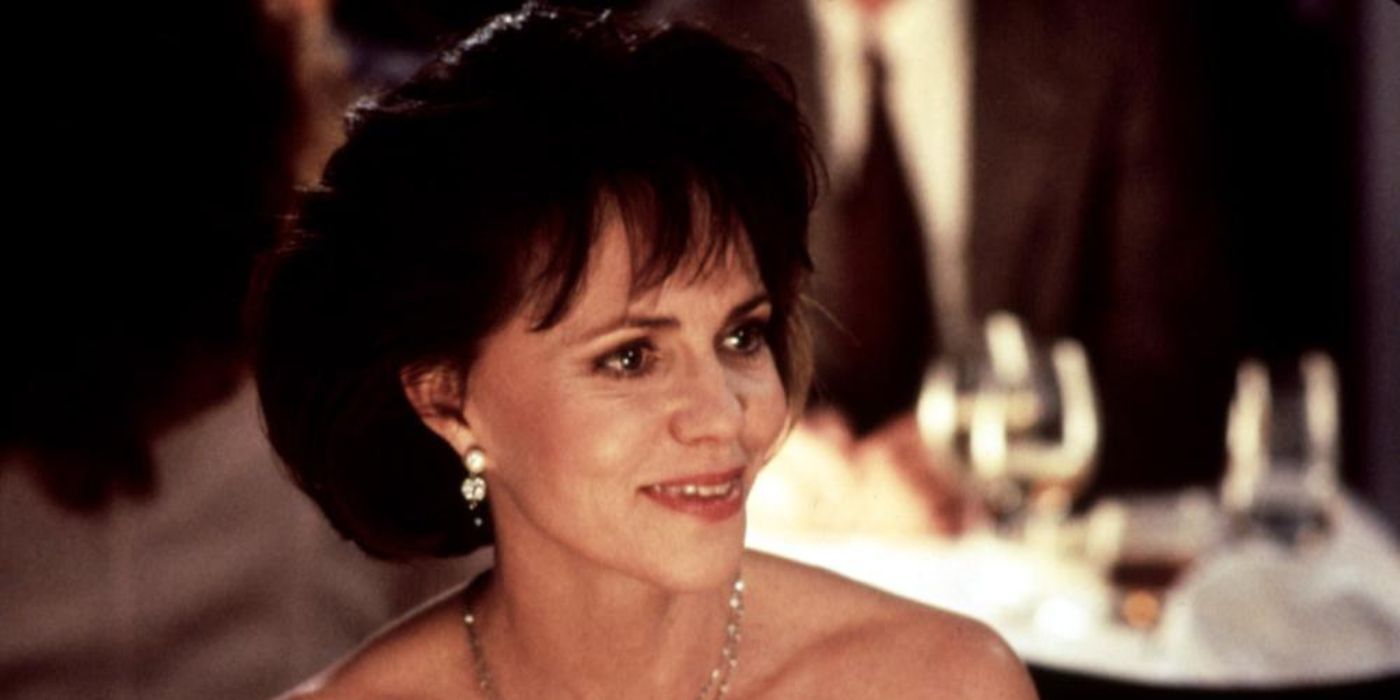 Sally Fields as Miranda Hillard in Mrs. Doubtfire