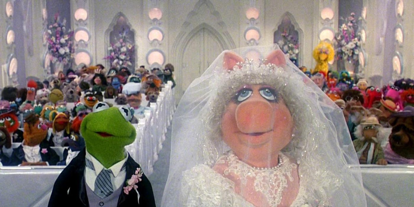 Kermit the Frog and Miss Piggy standing at the altar during their wedding in 'The Muppets Take Manhattan'