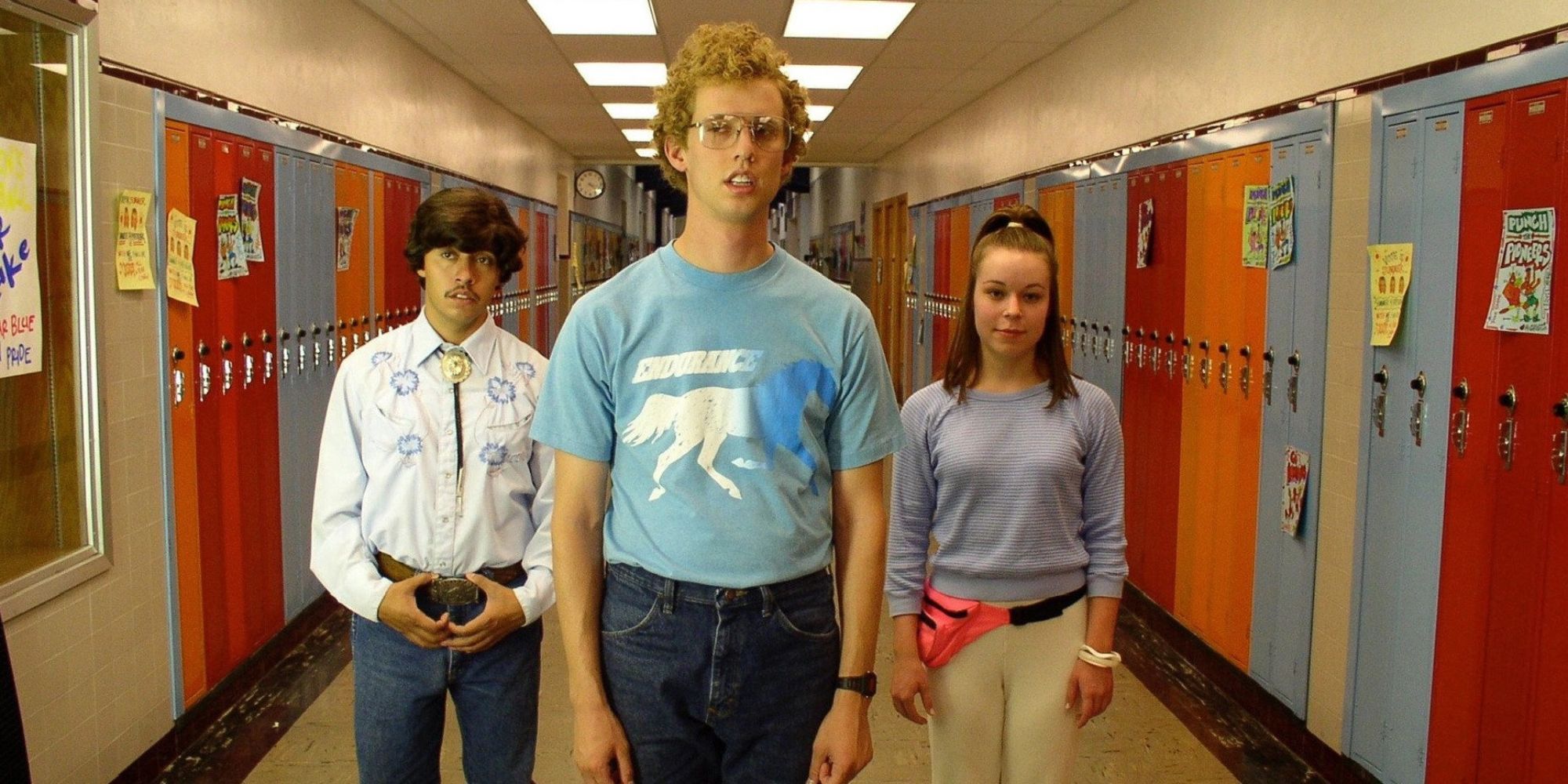 Napoléon, Pedro et Deb dans les couloirs de l'école dans 'Napoleon Dynamite'. 