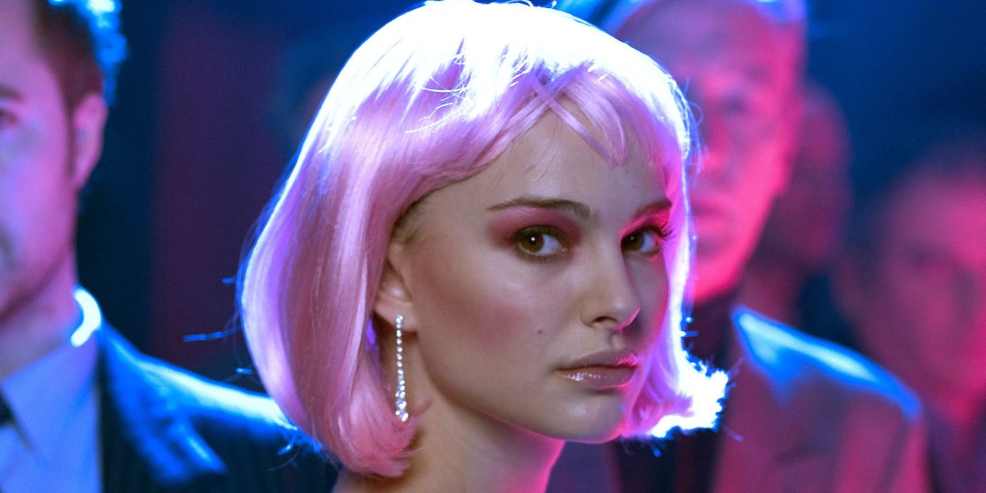Natalie Portman as Alice/Jane wearing a pink wig and looking back at the camera in Closer