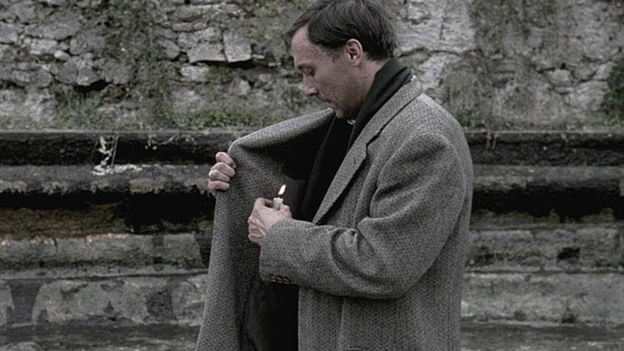 Oleg Yangkovkiy sebagai Andrei di Nostalghia, berusaha menyalakan lilin. 