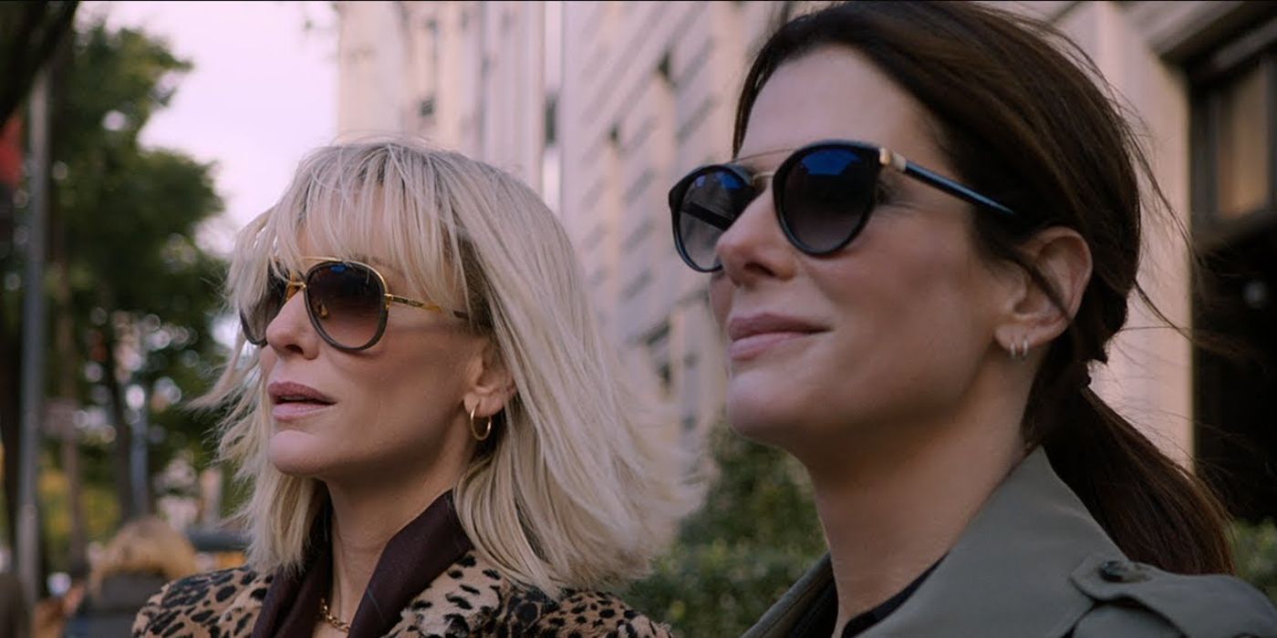 Sandra Bullock et Cate Blanchett portant des lunettes de soleil dans le rôle de Debbie et Lou dans Ocean's 8.