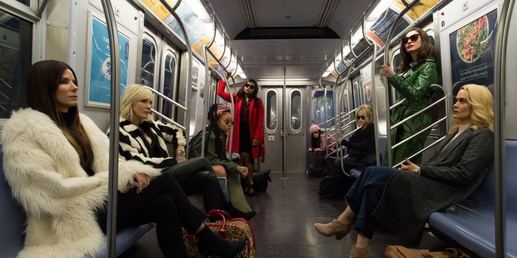 Le casting d'Ocean's 8 assis dans le métro. 