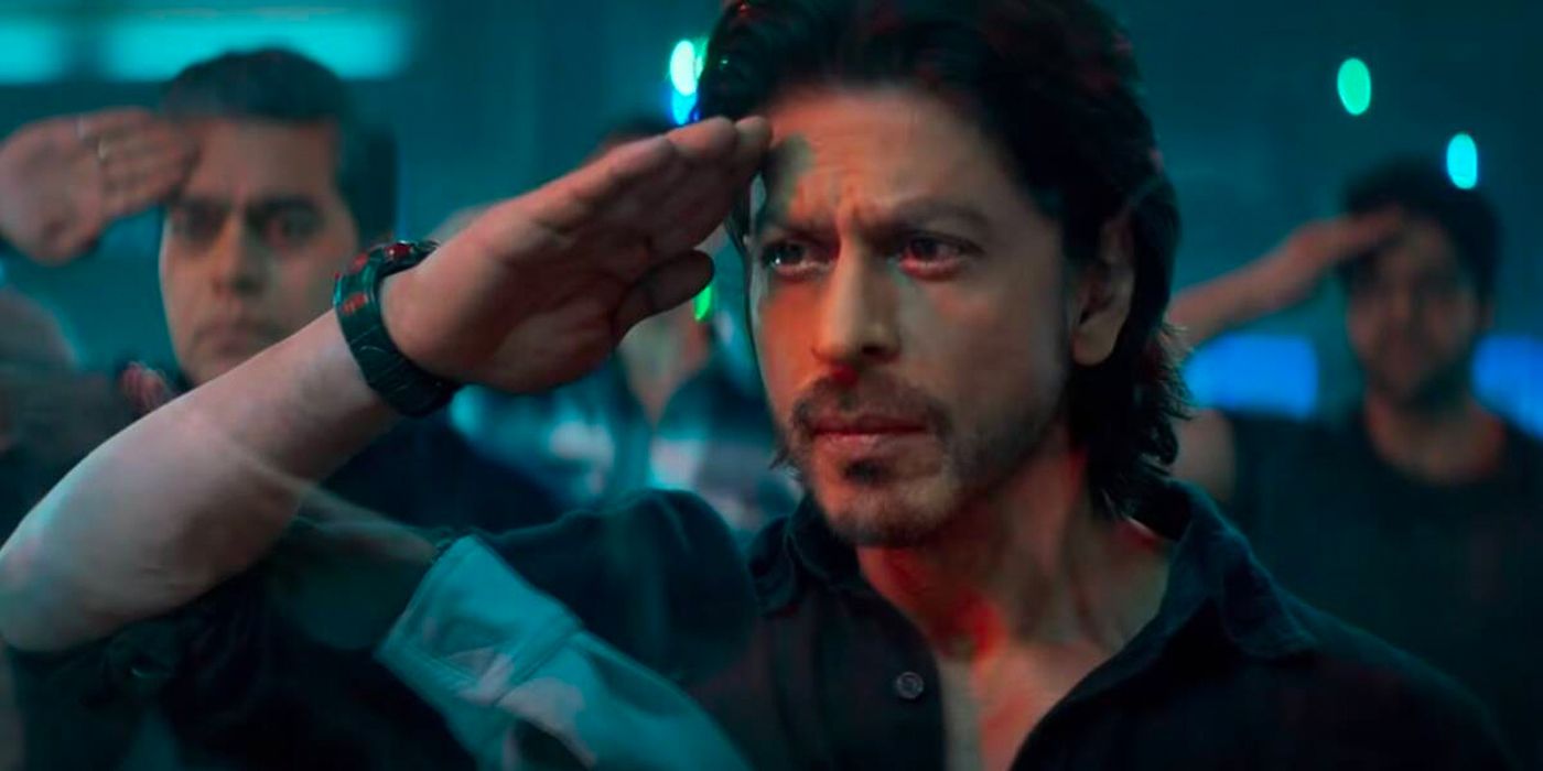 Shah Rukh Khan memberi hormat kepada pasukannya di Pathan