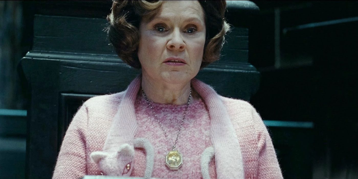 Le professeur Umbridge portant le médaillon de Salazar Serpentard dans Harry Potter.