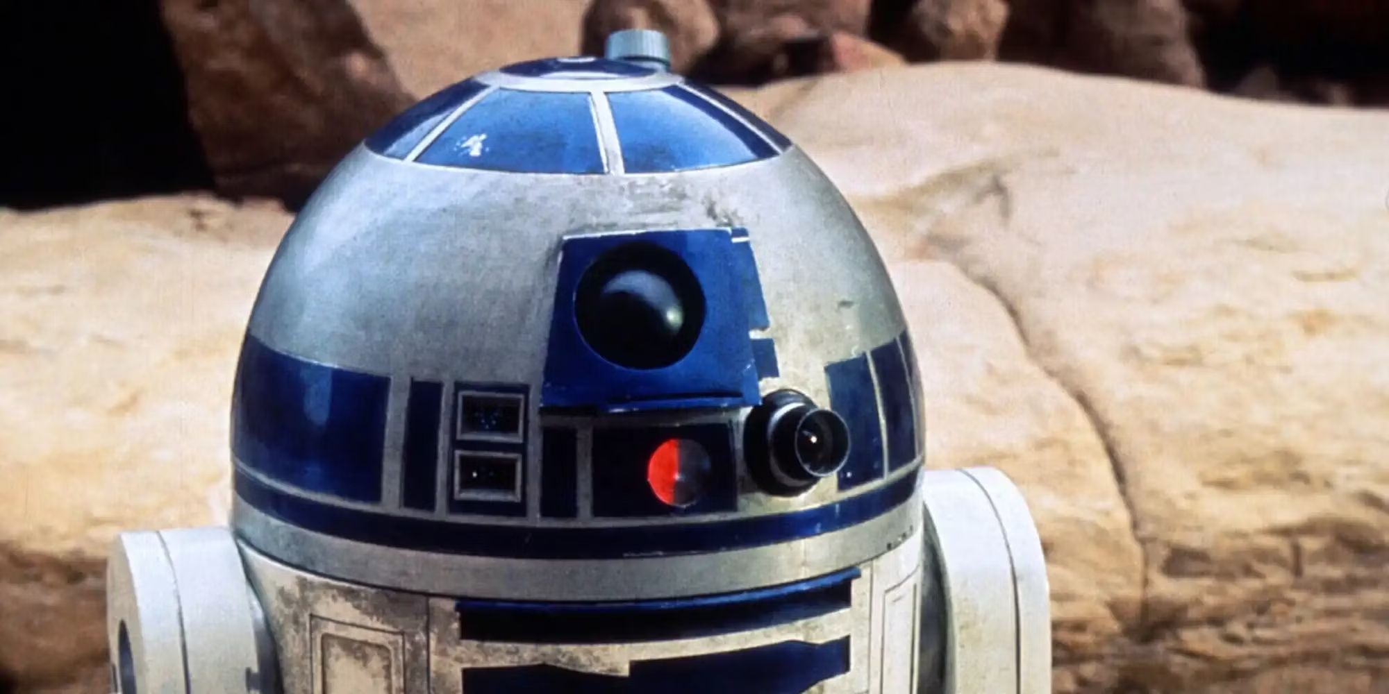 R2-D2 stands in the desert of Tatooine in Star Wars: A New Hope