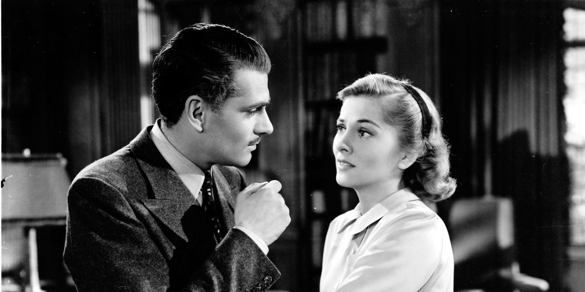 Laurence Olivier regardant Joan Fontaine dans Rebecca (1940) (1)