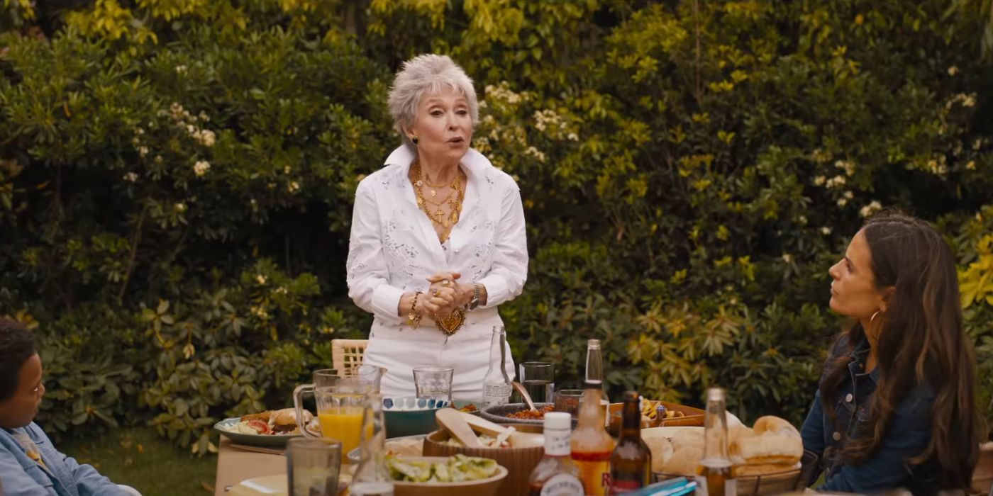 Rita Moreno en Abuelita Toretto faisant un discours dans Fast X.