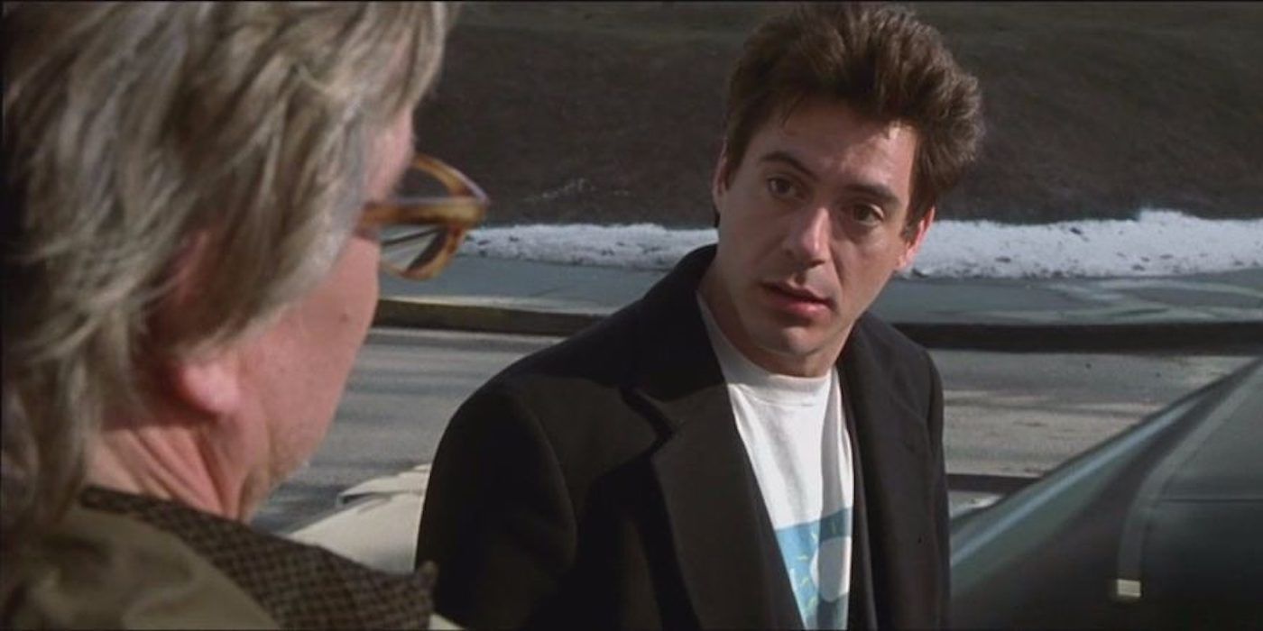 Robert Downey Jr.as Terry Crabtree looking at someone with a confused expression in Wonder Boys