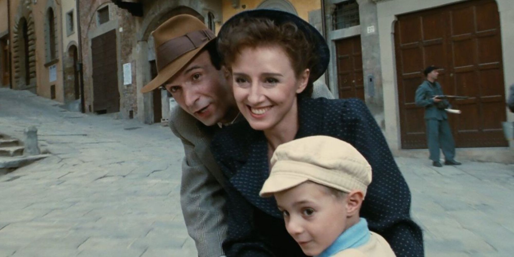Roberto Benigni, Nicoletta Braschi, et Giorgio Cantarini dans 'La vie est belle'.