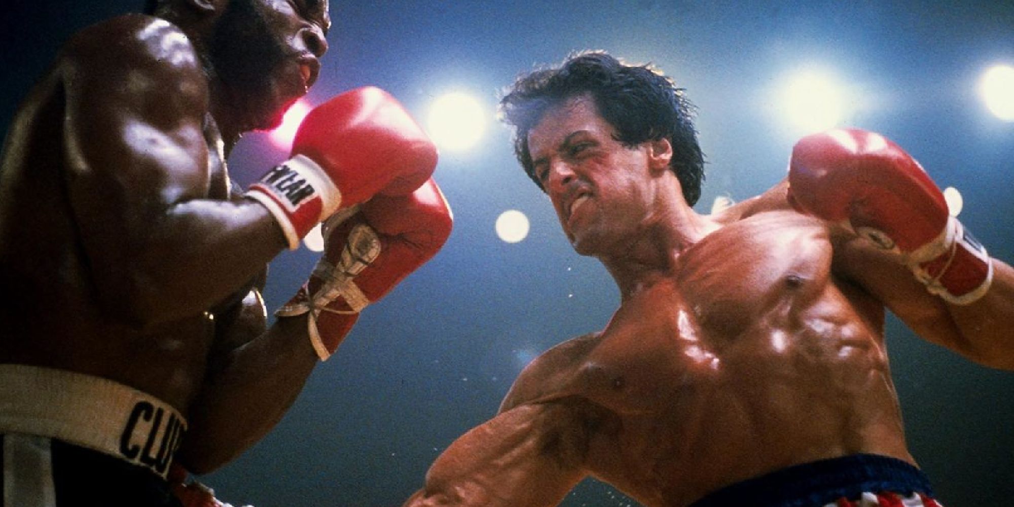 Sylvester Stallone sebagai Rocky Balboa bertarung