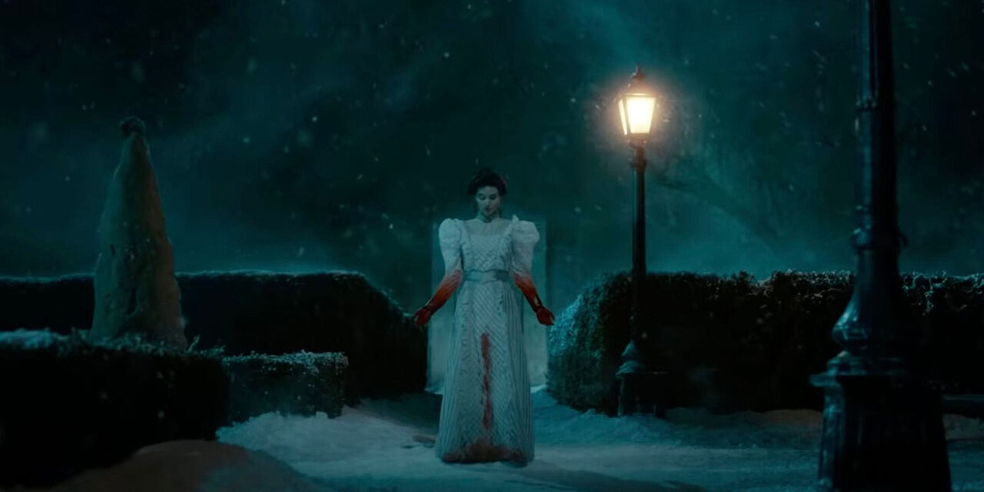 Molly Cahill (Rooney Mara) dengan gaun putih di salju, berlumuran darah