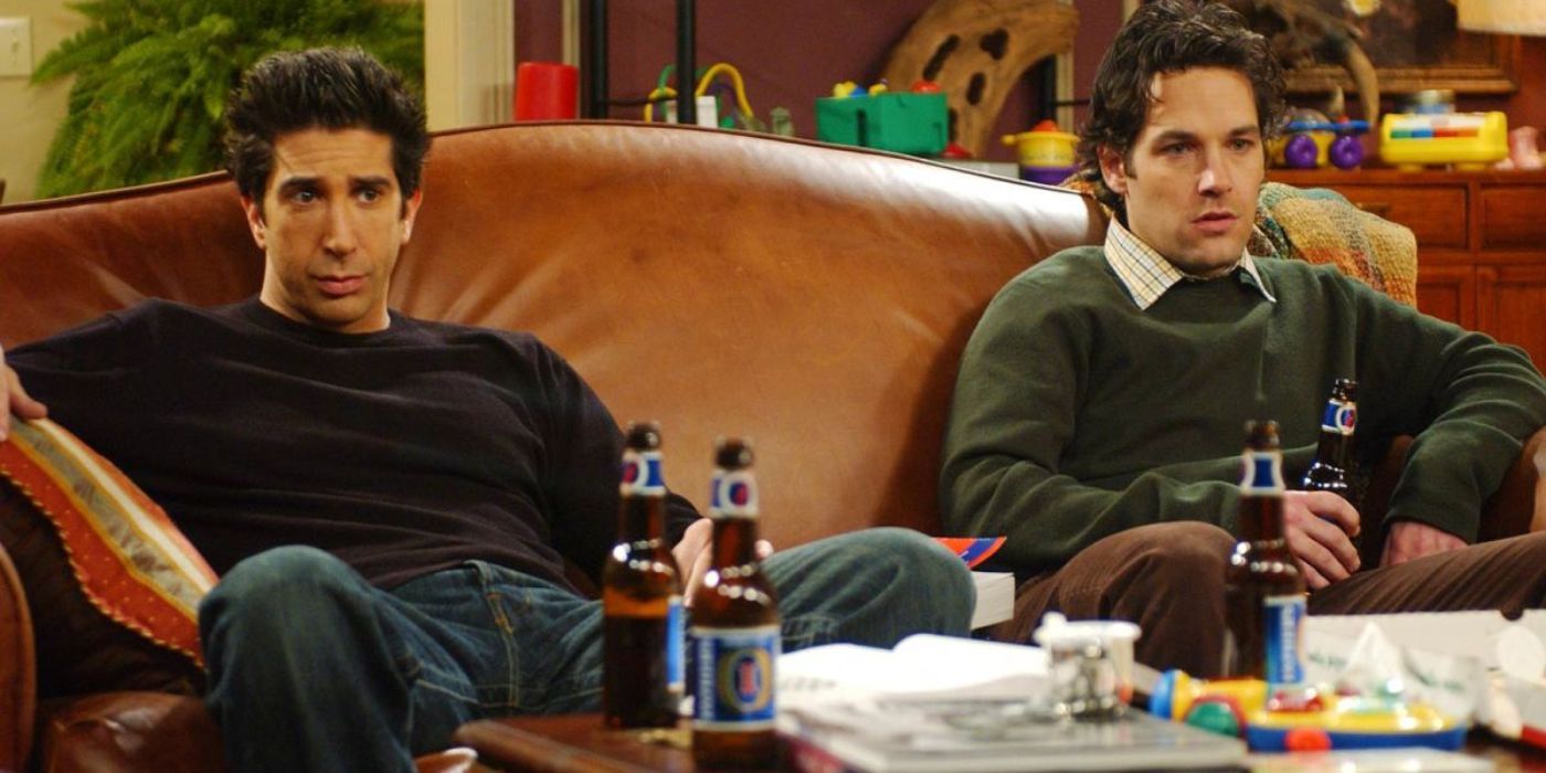 Ross dan Mike terlihat bosan sambil duduk di sofa di Friends