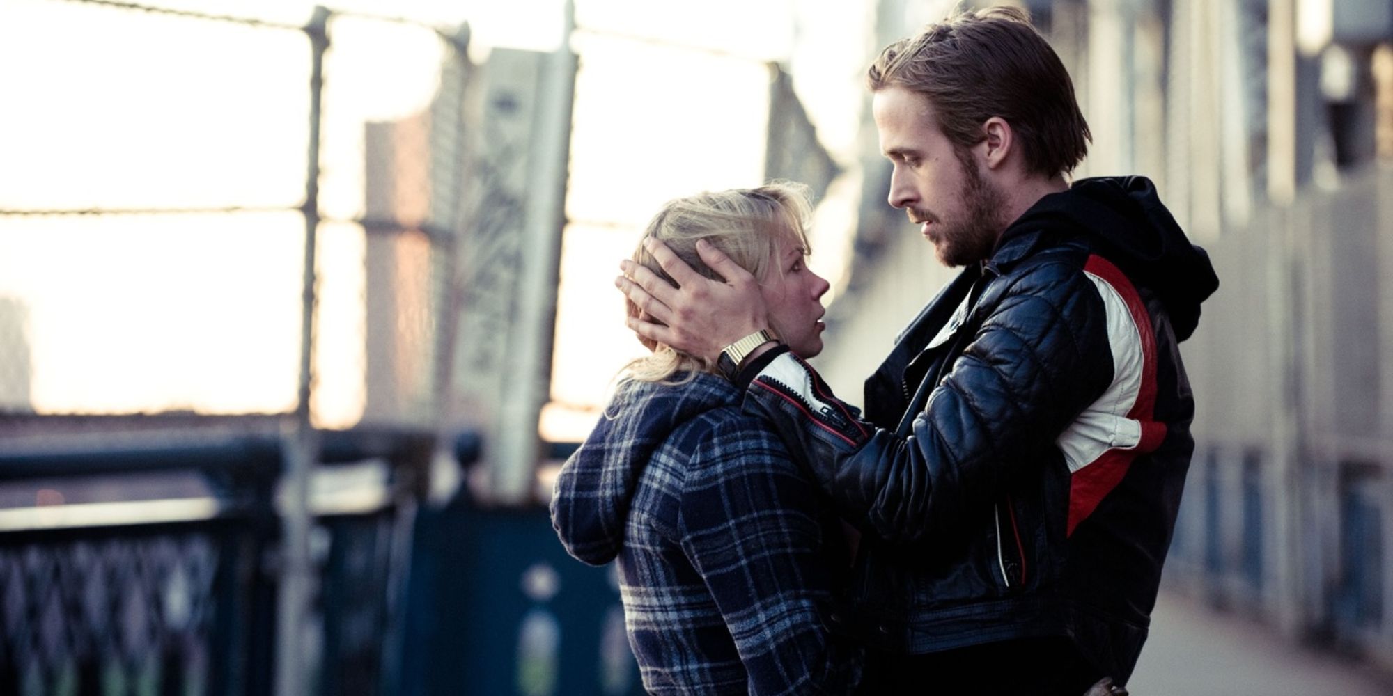 Ryan Gosling tenant le visage de Michelle Williams dans ses mains dans 'Blue Valentine'.