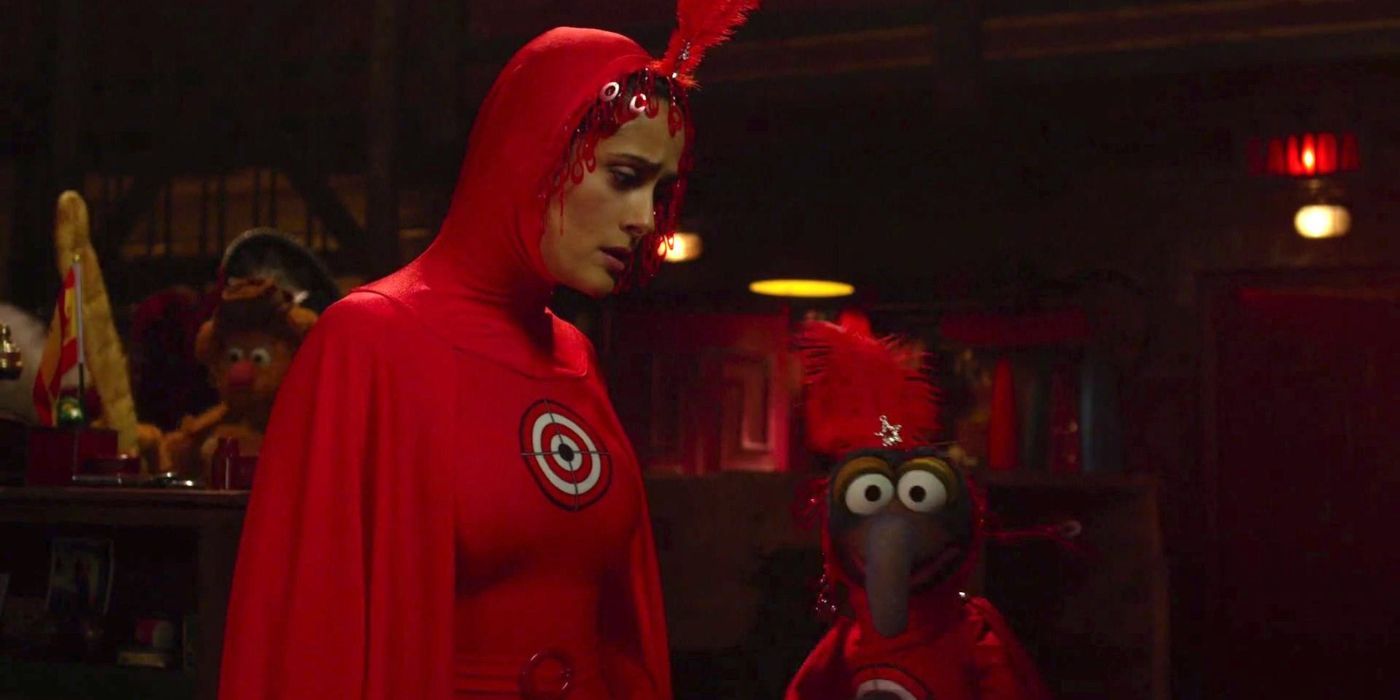 Salma Hayek et Gonzo portant des costumes rouges assortis dans Muppets Most Wanted