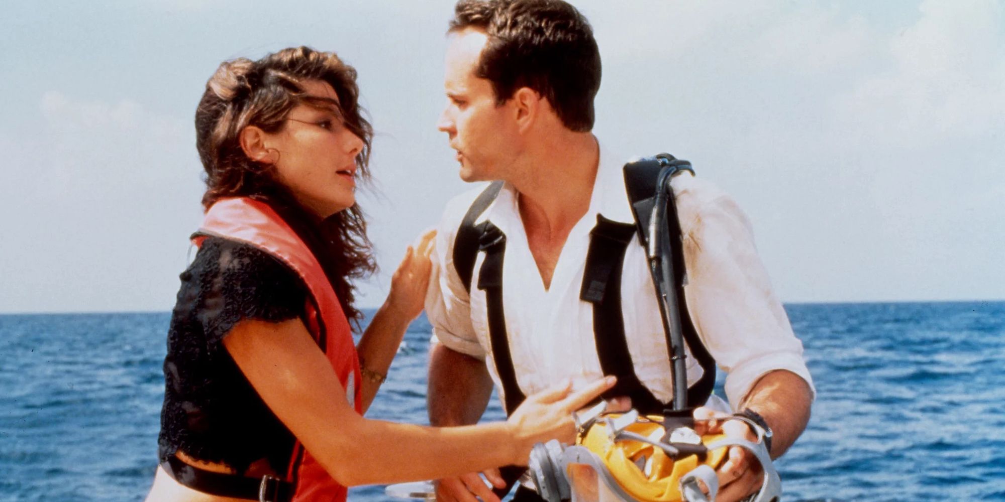 Sandra Bullock looks at Jason Patric in front of the ocean in a Speed ​​2 cruise control, 1997.