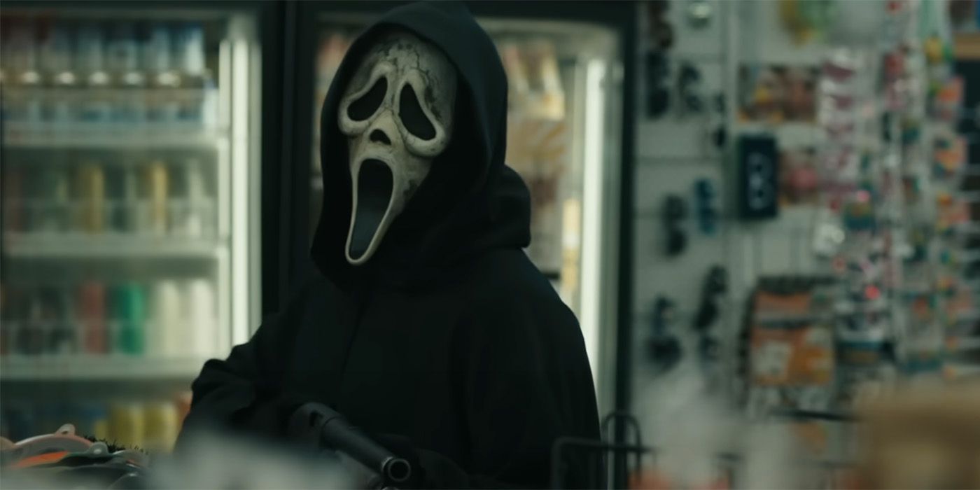 Ghostface tenant un fusil à pompe dans Scream 6