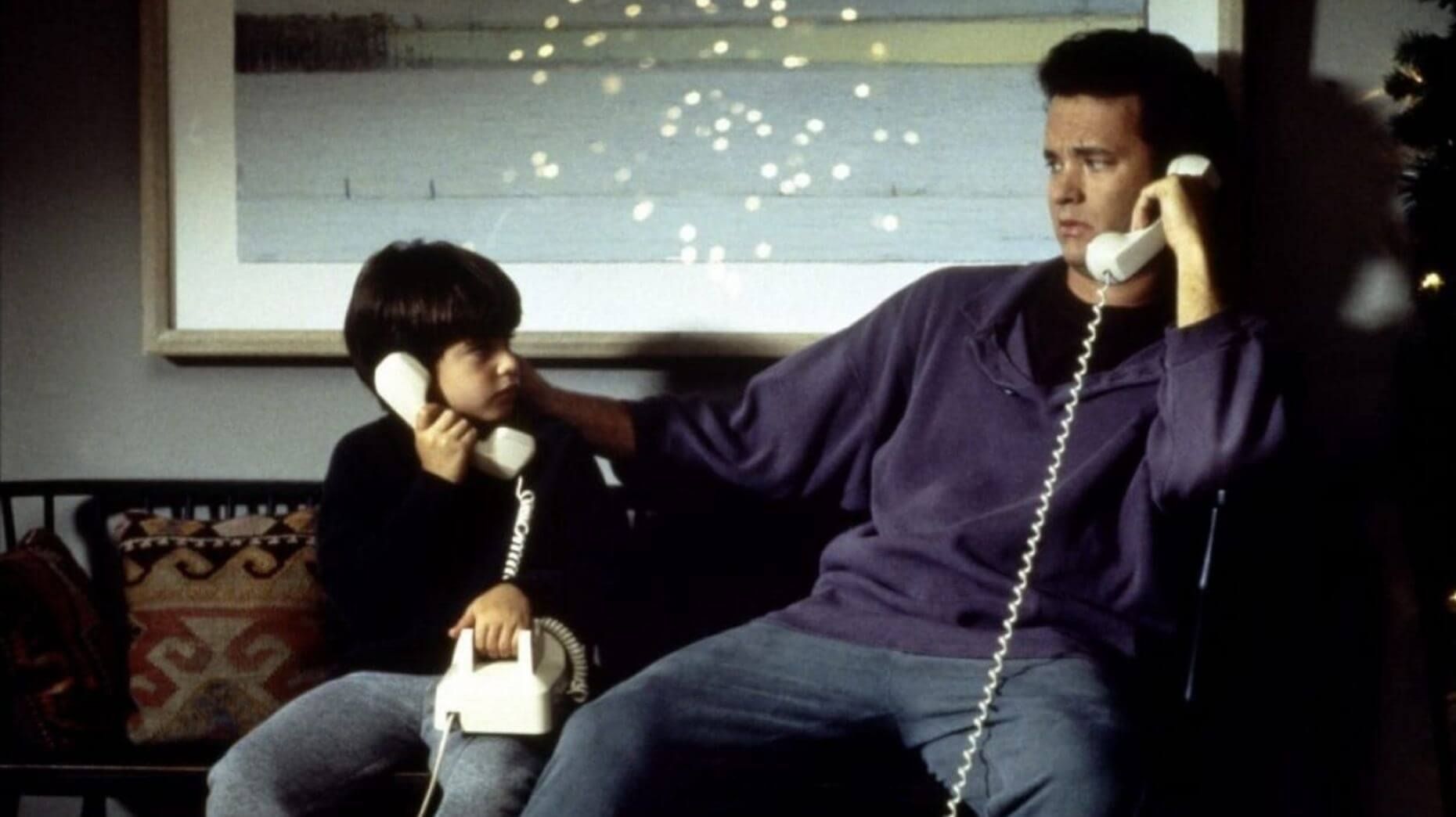Ross Malinger et Tom Hanks parlant au téléphone dans Sleepless in Seattle. 
