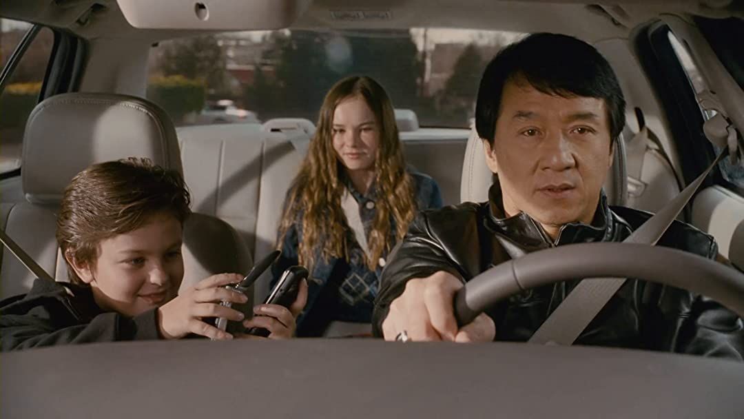 Jackie Chan au volant d'une voiture dans 