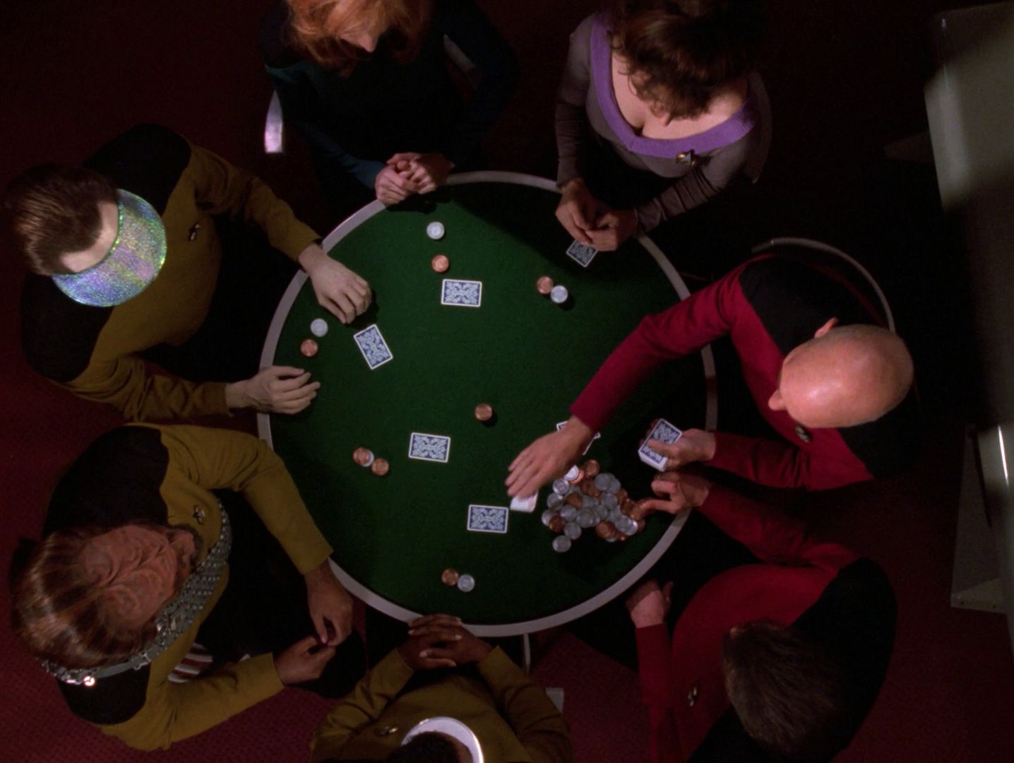 star-trek-tng-all-good-thingsPatrick Stewart dans le rôle de Jean Luc Picard, Marina Sirtis dans le rôle de Deanna Troi, Jonathan Frakes dans le rôle de Will Riker, Gates McFadden dans le rôle de Beverly Crusher, Michael Dorn dans le rôle de Worf, Brent Spiner dans le rôle de Data, et LeVar Burton dans le rôle de Geordi, tous assis autour d'une table de poker dans le final de Star Trek The Next Generation,  