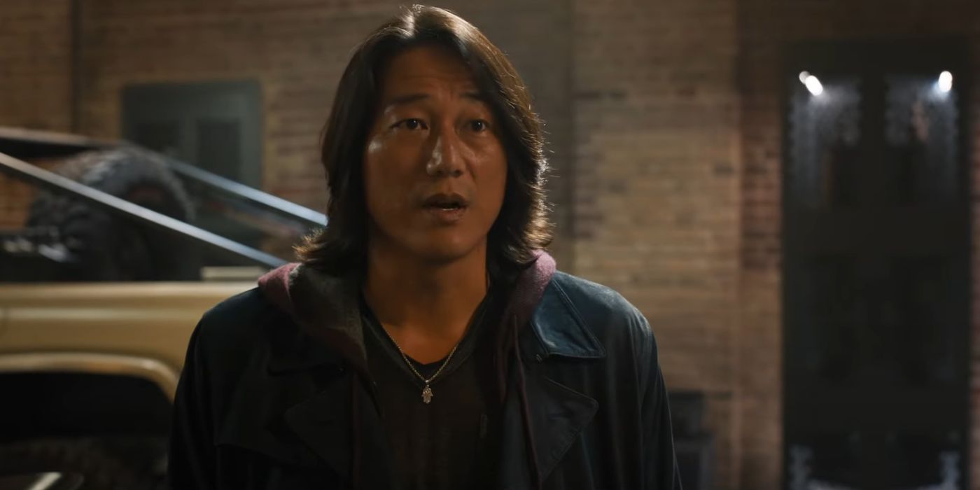 Sung Kang dans le rôle de Han dans un garage dans Fast X.