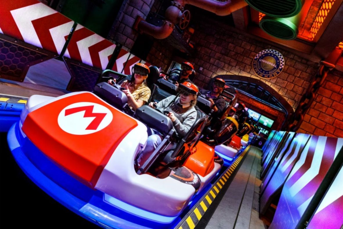 Tamu Super Nintendo World menaiki kendaraan untuk Mario Kart: Bowser's Challenge di Universal Studios Hollywood
