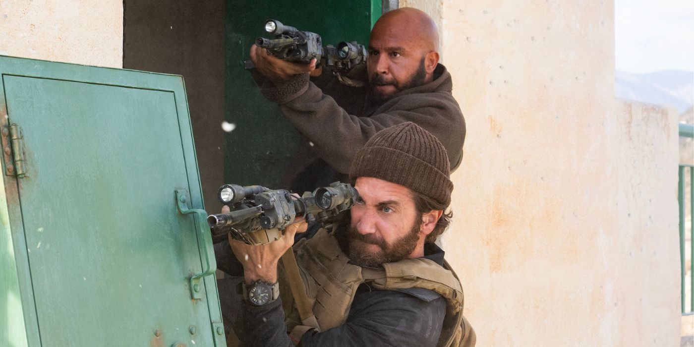 Jake Gyllenhaal and Dar Salim pointing their guns in The Covenant 