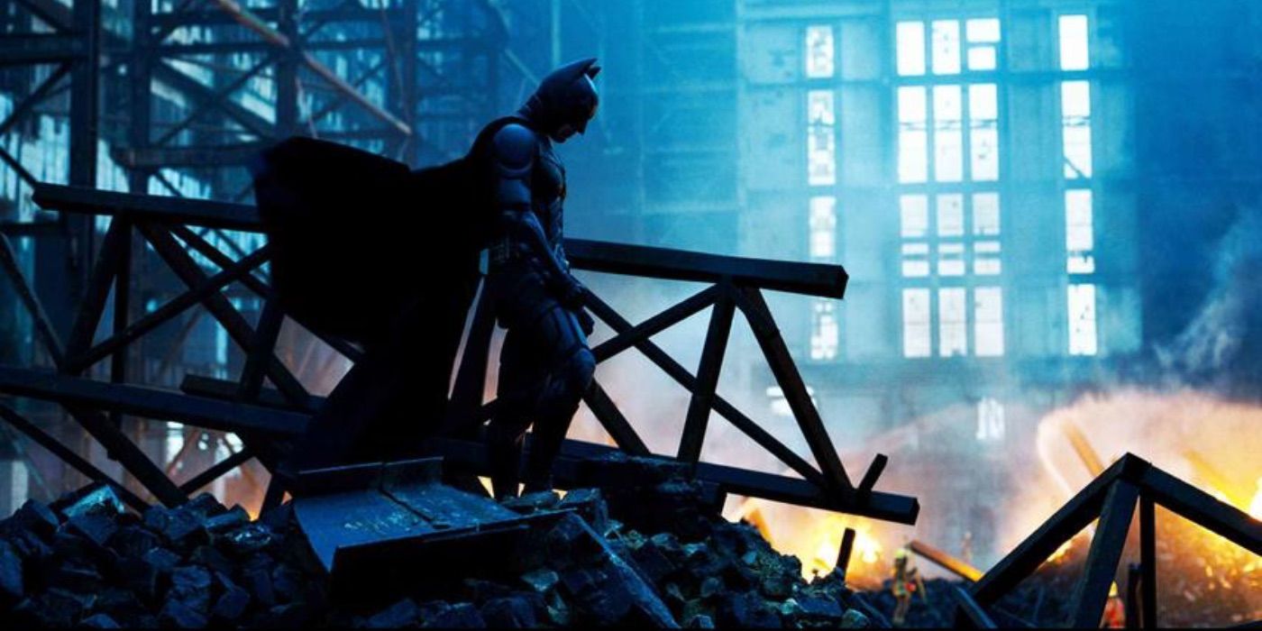 Christian Bale com a Batman dempeus sobre runes a The Dark Knight (2008)