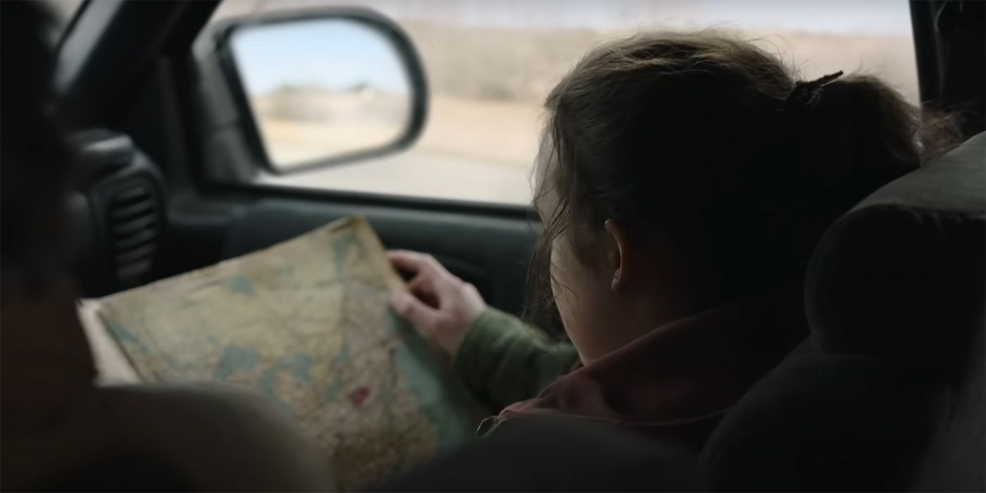 Ellie de The Last of Us lisant une carte physique dans l'épisode 4.