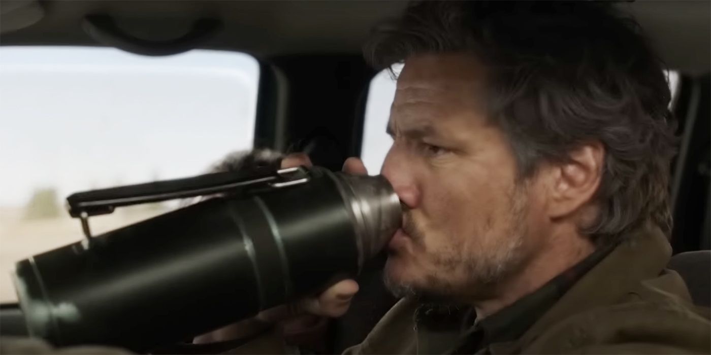 Pedro Pascal sebagai Joel sedang minum kopi di truk dalam acara The Last of Us