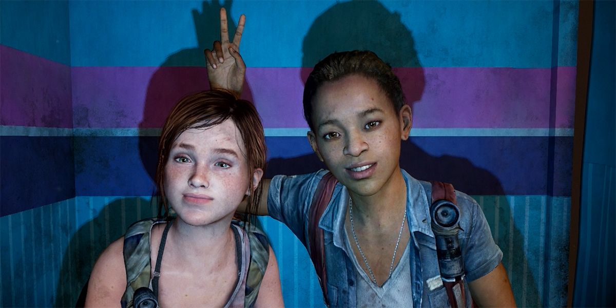 Ellie dan Riley berfoto di booth foto untuk The Last of Us: Left Behind