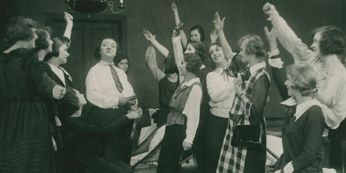 Un groupe de femmes fait la fête dans 'The Nurtull Gang' (1923).