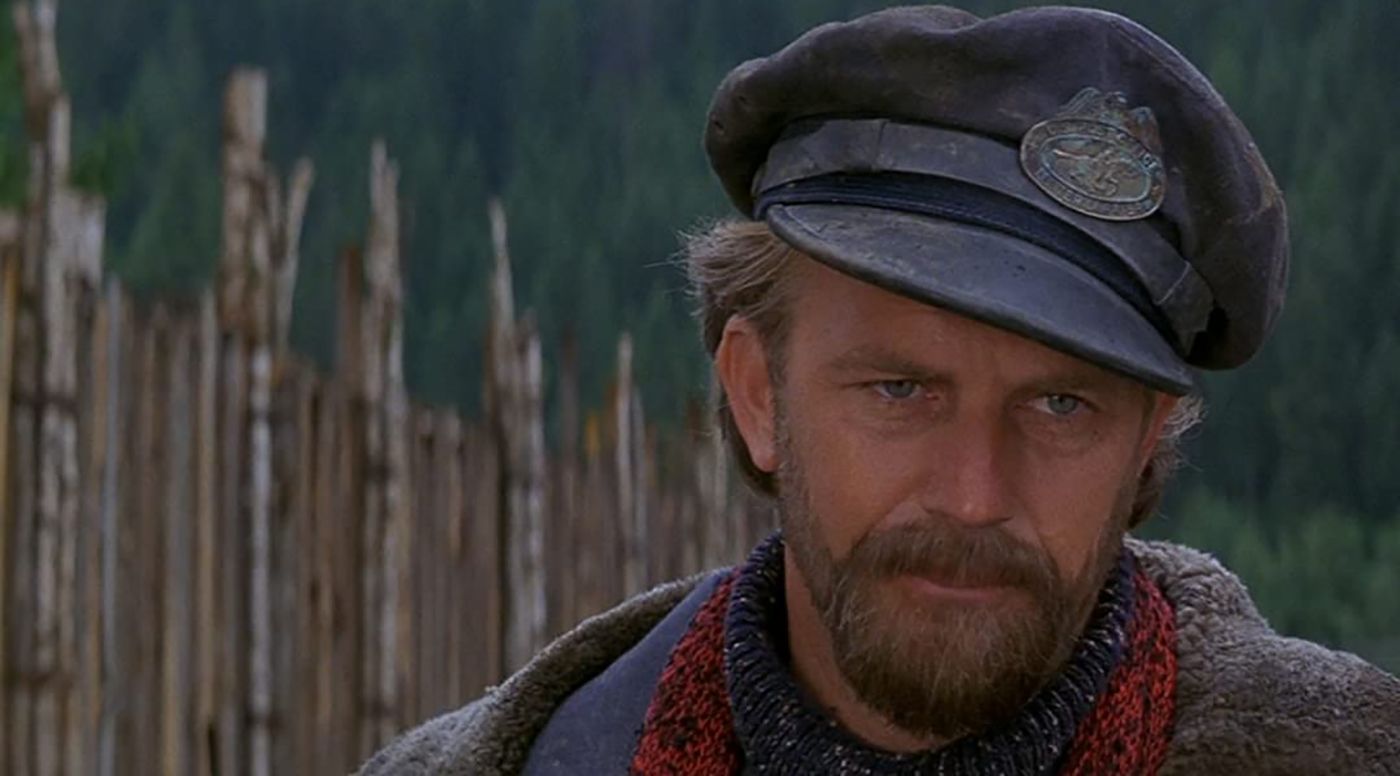 Close-up dari Kevin Costner dalam sebuah adegan dari The Postman. 
