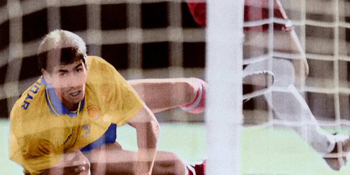 Kapten sepak bola Kolombia Andrés Escobar meluncur ke tanah. 