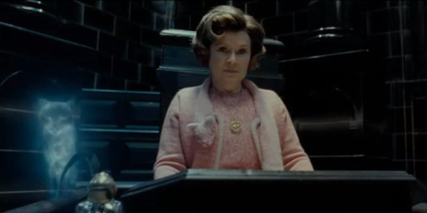 Imelda Staunton sebagai Profesor Umbridge berdiri di samping patronusnya, seekor kucing persia, di Harry Potter.