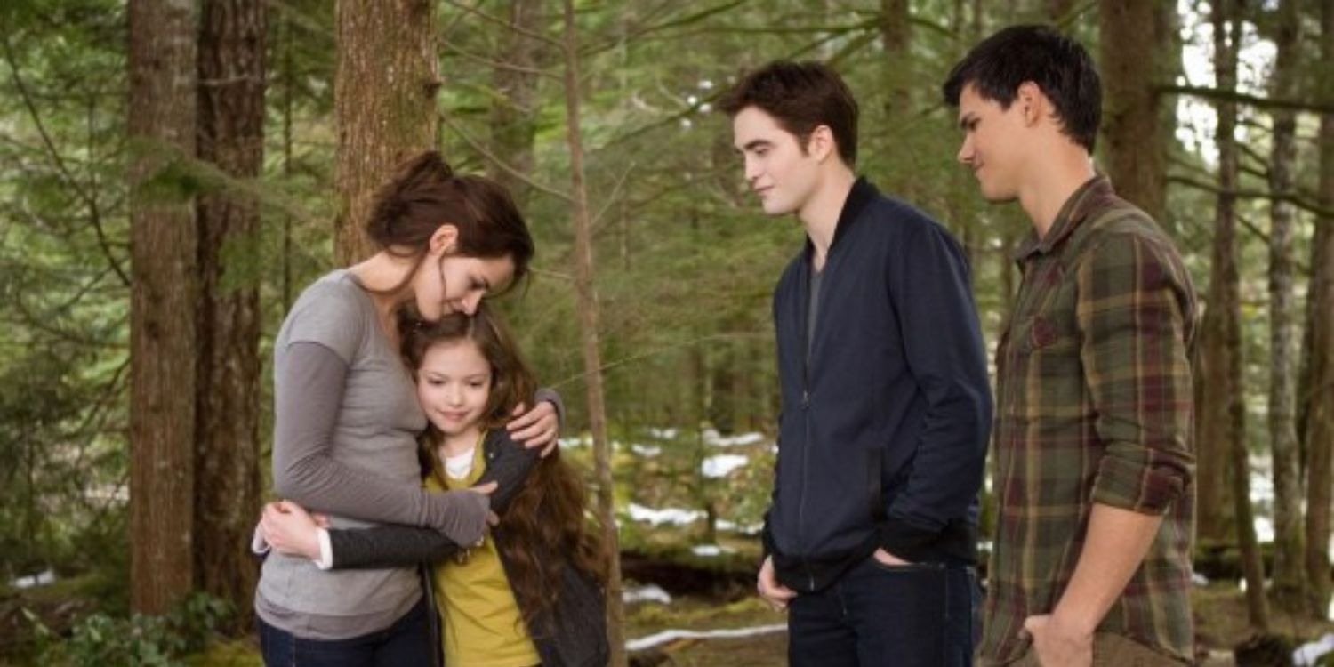 Bella abbraccia Renesmee ed Edward e Jacob li guardano in The Twilight Saga: Breaking Dawn Part 2