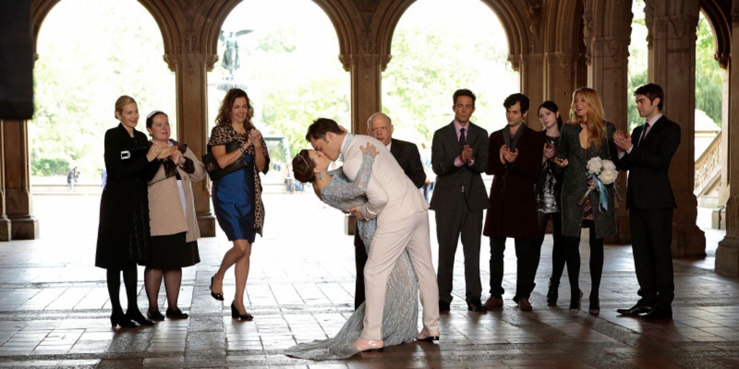 Chuck and Blair kissing as their friends and family watch