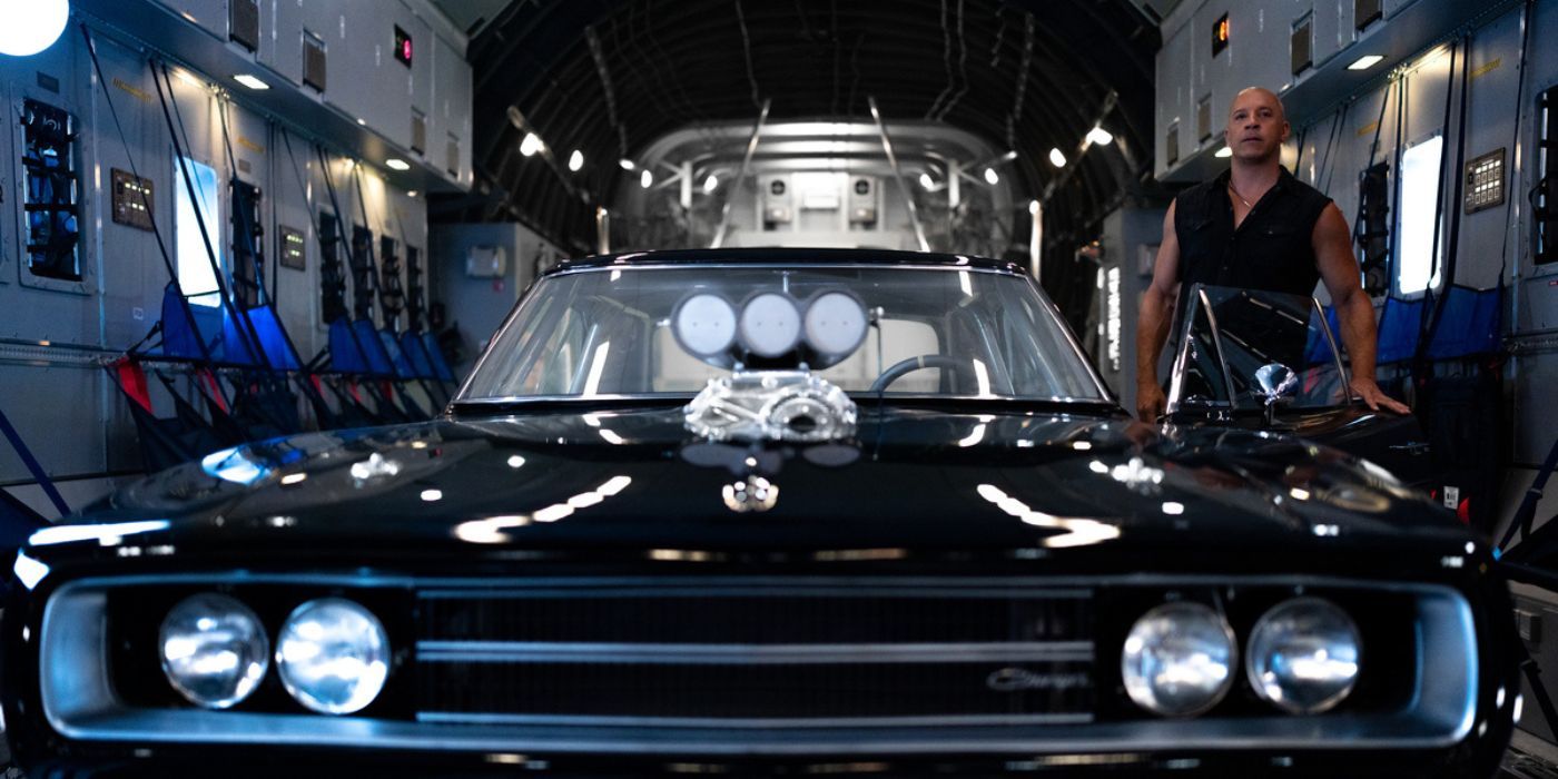 Vin Diesel sebagai Dom dengan tanda tangannya 1970 Dodge Charger R/T di Fast X