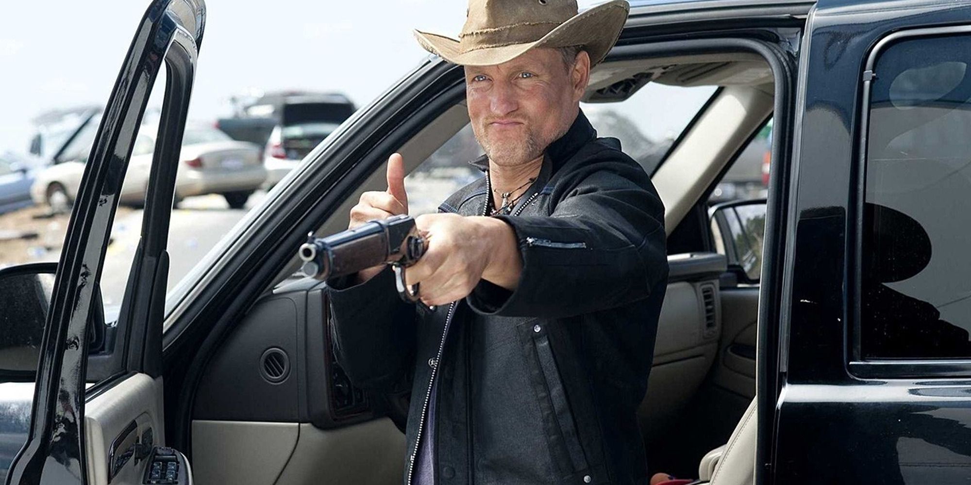 Woody Harrelson di Zombieland, mengacungkan jempol sambil menodongkan shotgun
